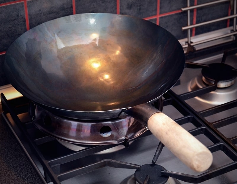 Creative Cast Iron Skillet Recipe for Delicious Upside Down Pizza to Impress Your Guests