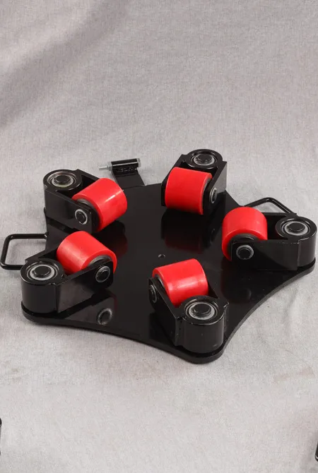 អ្នកចូលរួមប្រើប្រាស់ម៉ាស៊ីនធំៗក្នុងការផ្ទេរទំនិញ