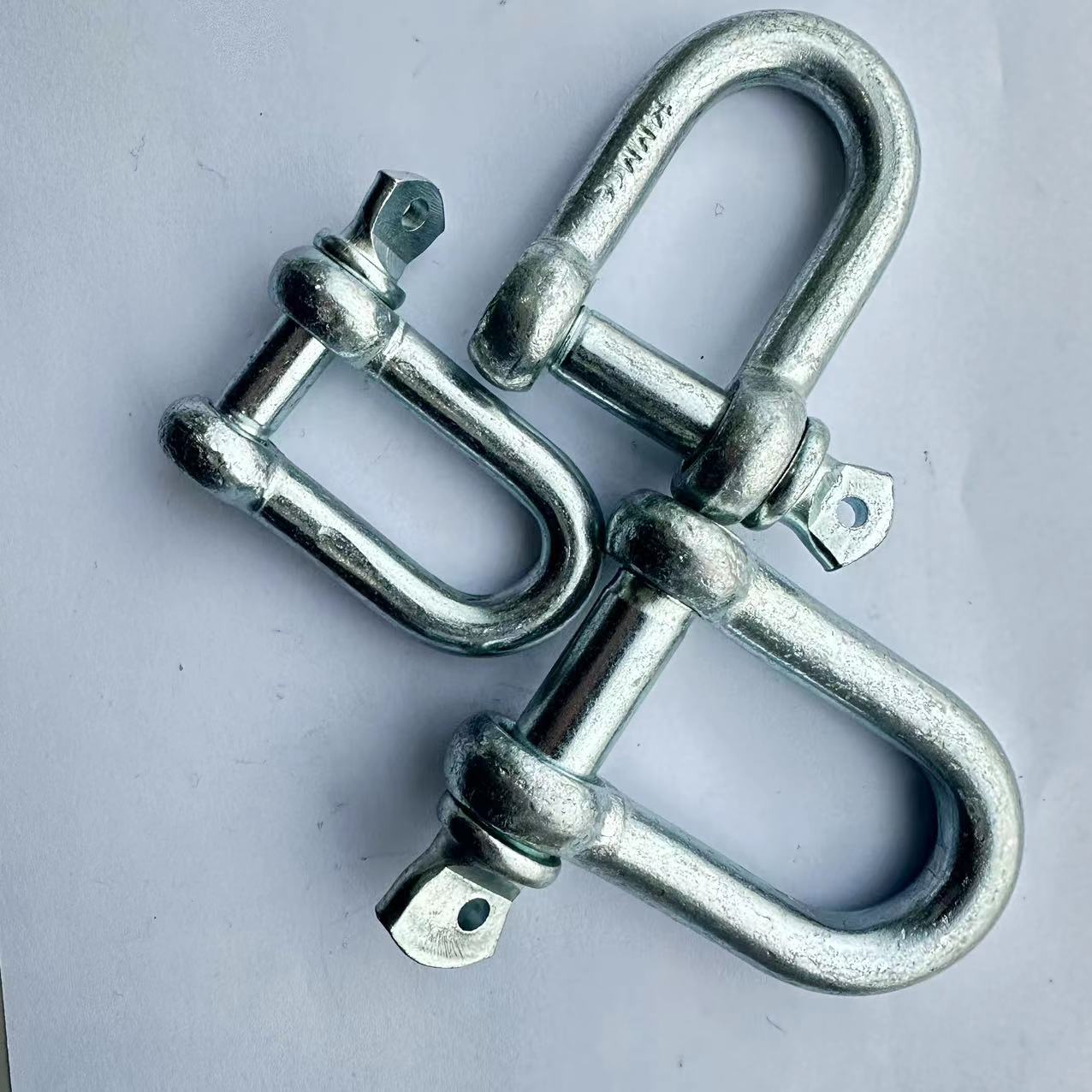 Durable 1 Ton Bow Shackle for Heavy Duty Lifting and Rigging Applications with Exceptional Strength