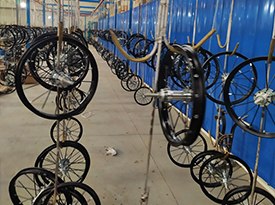 बच्चों को स्ट्रोलर उपलब्ध करनेवाला है।