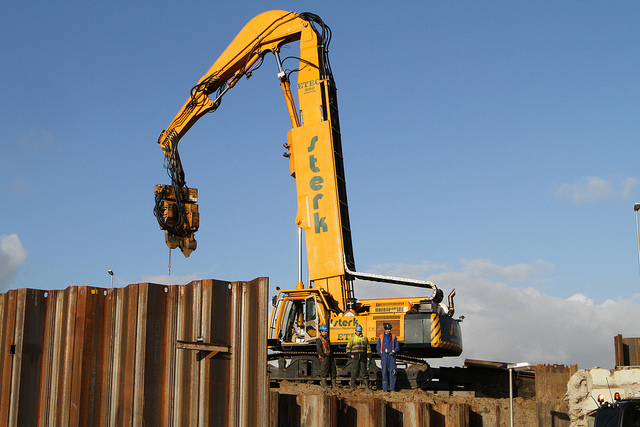 Steel sheet pile driver