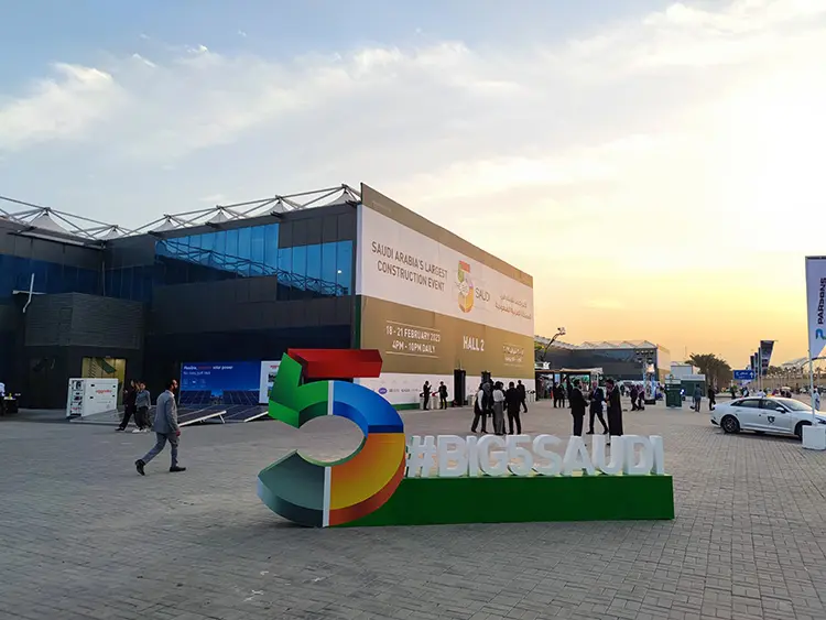 China National Heavy Duty Truck Appears at BIG5 Exhibition in Saudi Arabia