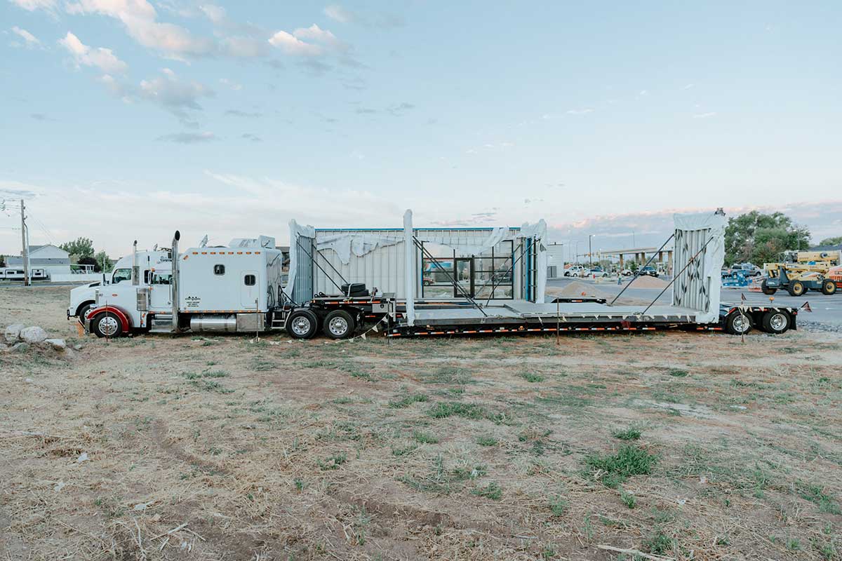 The Pintle Hitch vs. 5th Wheel Hitch: The Pros and Cons of Different Hitch Systems in Heavy