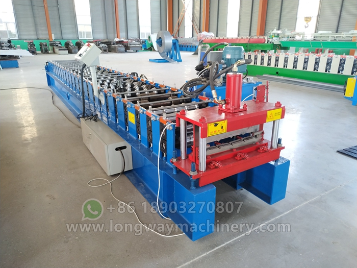 Width adjustable soffit panel roll forming machine
