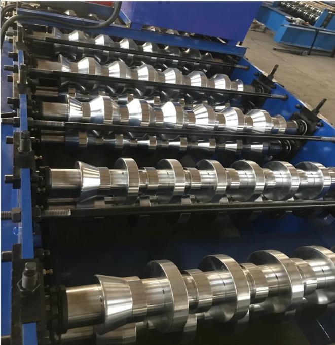 Skreddersydde metallveggpanelmaskiner for moderne bygg og interiørdesign Skreddersydde metallveggpanelmaskiner for moderne bygg og interiørdesign