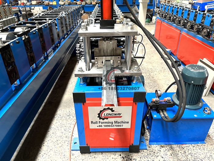 střešní kovový stroj