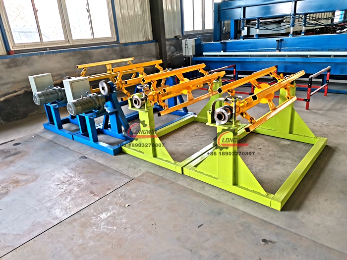 Machine économique pour la fabrication de cadres de porte en bois