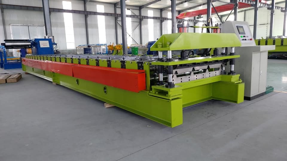 машына, якая стварае металевы дах