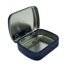 Kapak dışarıcısı olan büyük metal kutusu Kapak dışarıcısı olan büyük metal kutusu