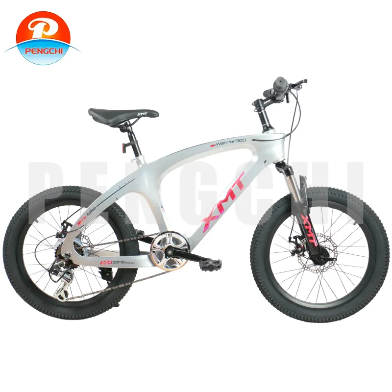 काले और लाल रंग की माउंटेन बाइक का आकर्षण और प्रदर्शन