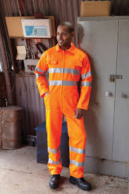 Choosing the Right Manufacturer for Safety Helmet Production and Quality Standards