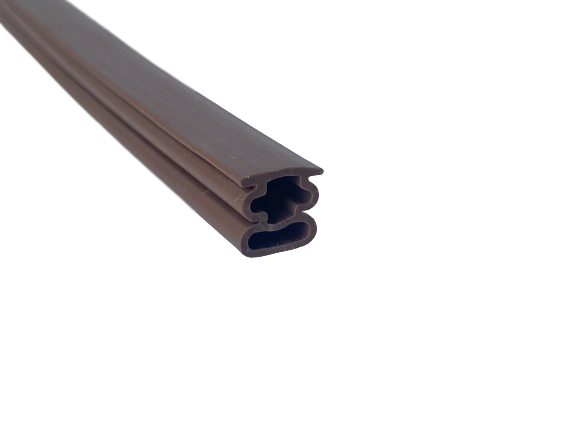 Musta autotallin ovi sääolosuhteita poistava yläosa ja sivut