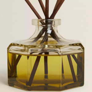 Natural essential oil aromatherapy gold brown glas