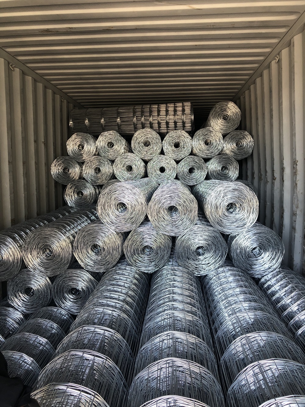 Loading of welded wire mesh highway fence