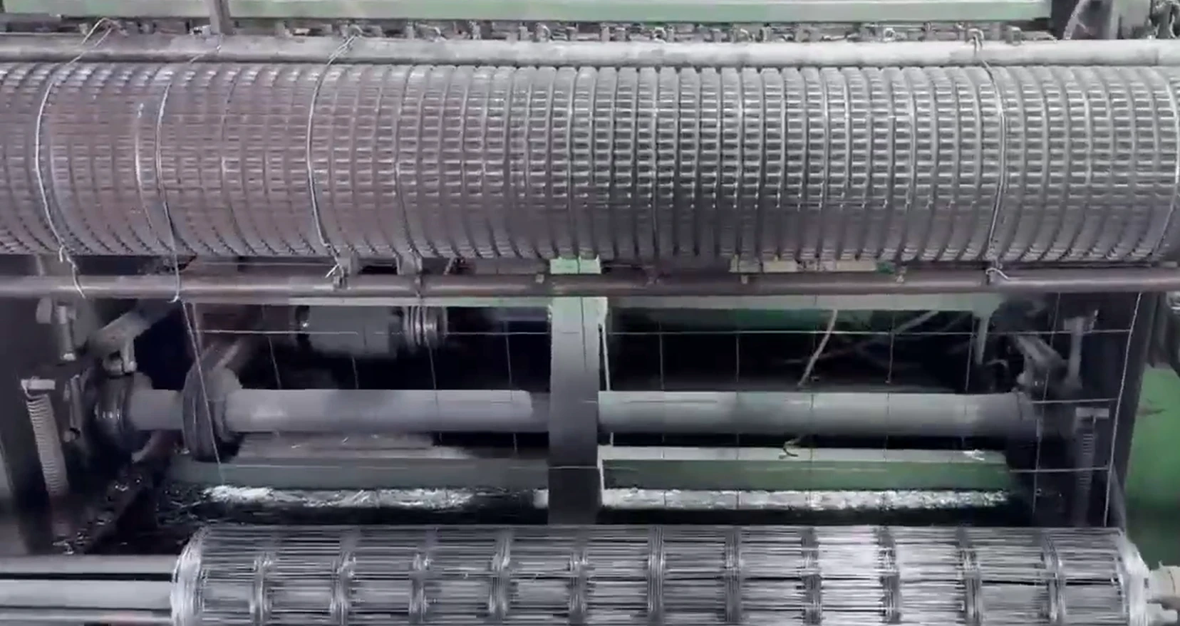 Performance Comparison of Welded Wire Mesh Roll Made of Different Materials