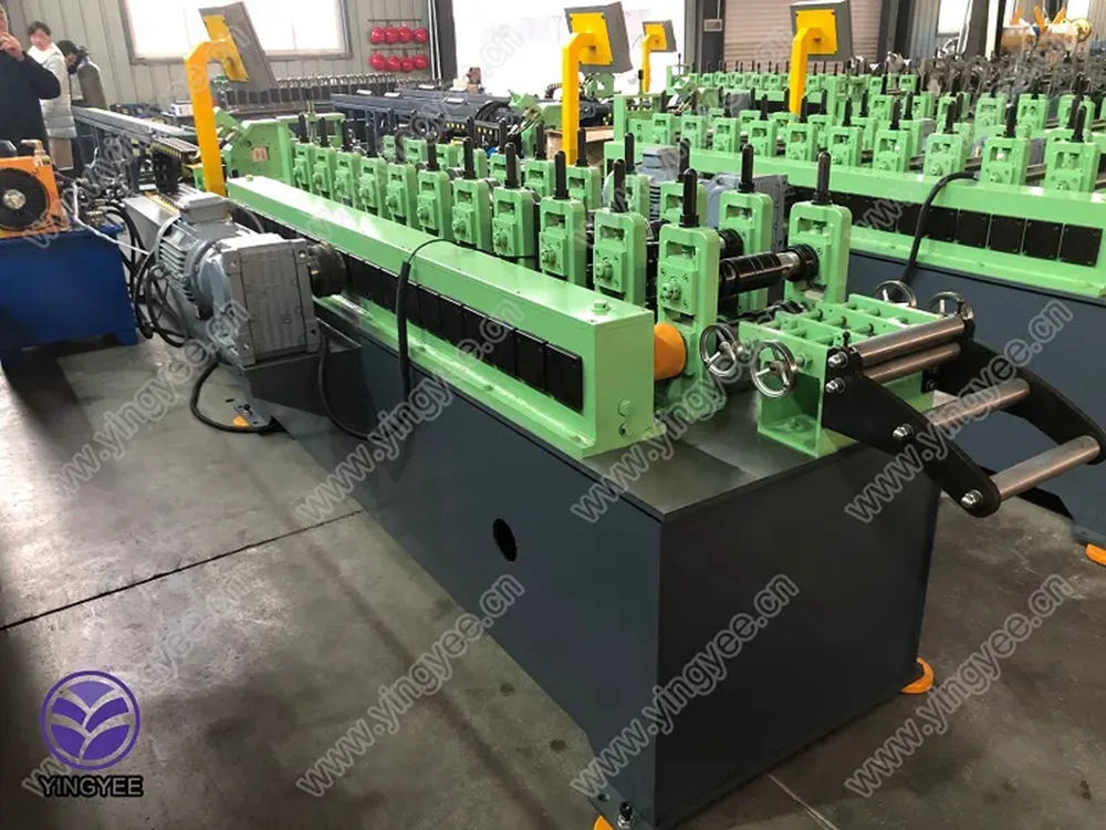 Flexible metal stud track furring keel machine