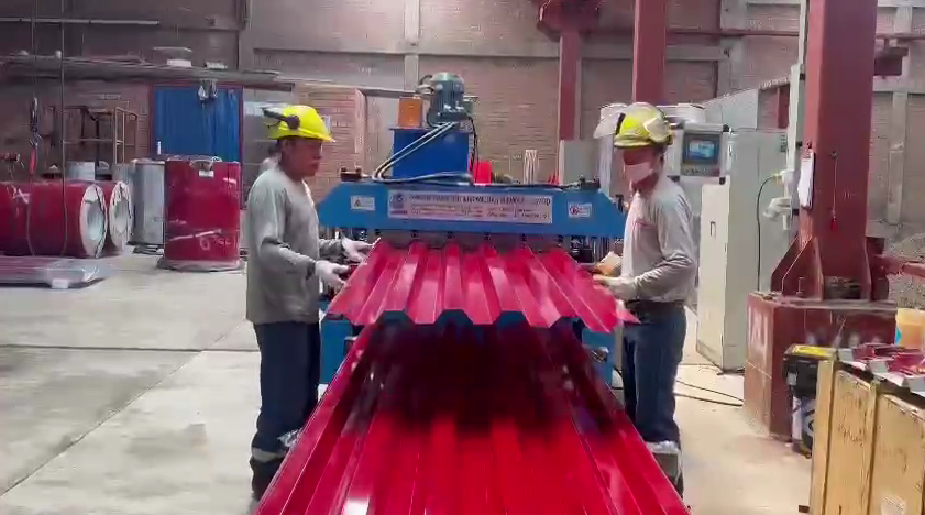 Roof sheet roll forming machine working well in Peru's customer factory