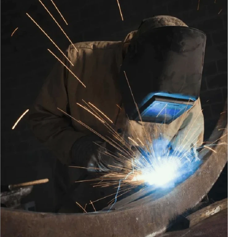 What should I pay attention to when replacing gas cylinders during welding?
